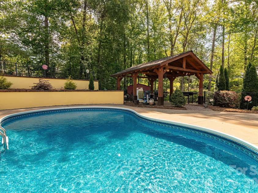 189 Ridgeview Drive, Rutherfordton, NC 28139.  MLS# CAR4369885, YatesRealty ID 14433. 