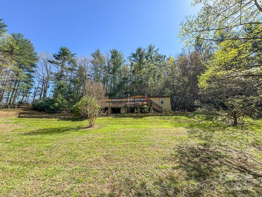 137 Onuska View Drive, Hendersonville, NC 28792.  MLS# CAR4261195, YatesRealty ID 14437. 