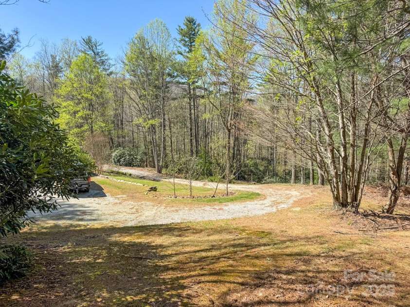 137 Onuska View Drive, Hendersonville, NC 28792.  MLS# CAR4261195, YatesRealty ID 14437. 