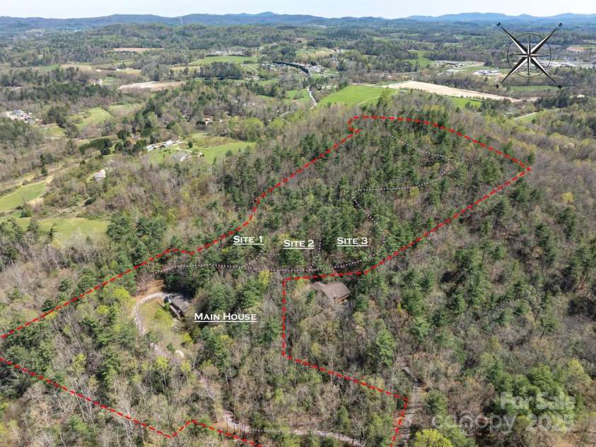 137 Onuska View Drive, Hendersonville, NC 28792.  MLS# CAR4261195, YatesRealty ID 14437. 