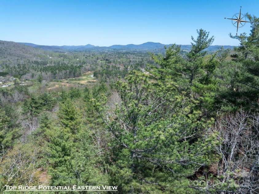 137 Onuska View Drive, Hendersonville, NC 28792.  MLS# CAR4261195, YatesRealty ID 14437. 