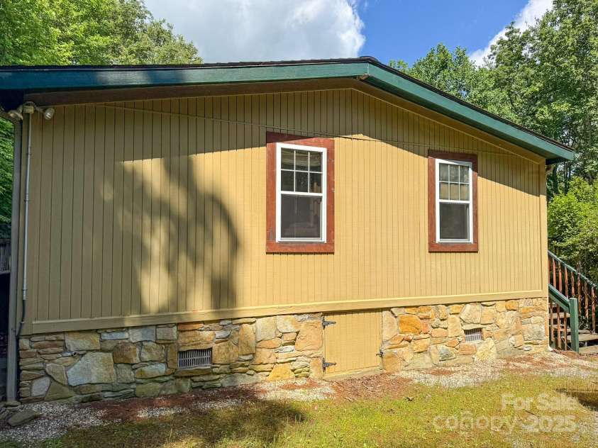 137 Onuska View Drive, Hendersonville, NC 28792.  MLS# CAR4261195, YatesRealty ID 14437. 