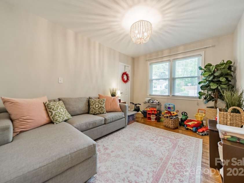 3510 Conway Avenue, Charlotte, NC 28209.  MLS# CAR4244282, YatesRealty ID 14444. 