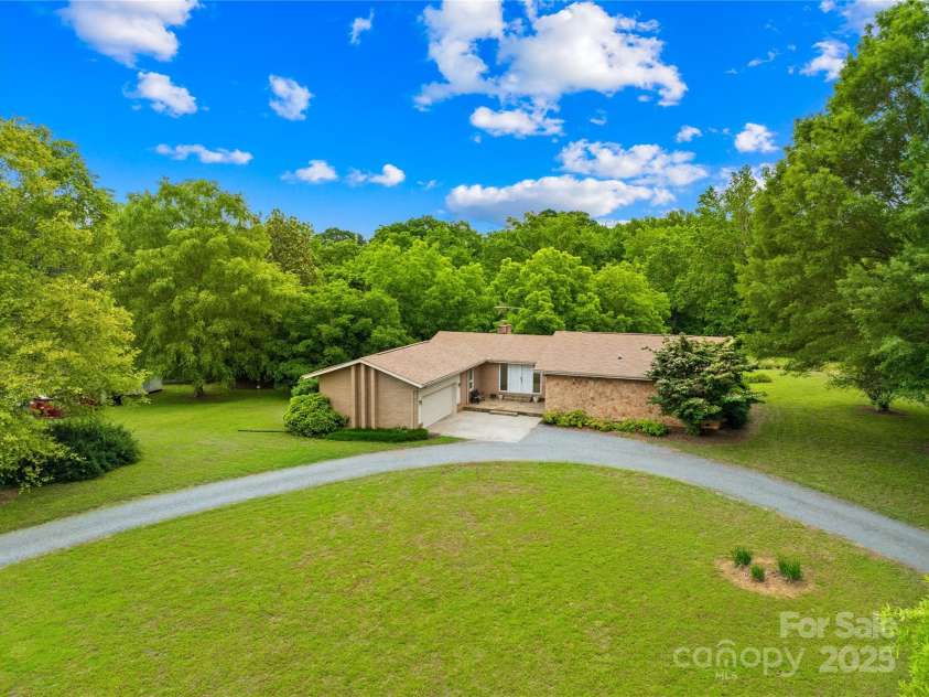 2309 Potter Road, Waxhaw, NC 28173.  MLS# CAR4261368, YatesRealty ID 14445. 