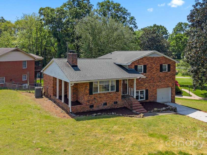 5301 Baker Drive, Charlotte, NC 28210.  MLS# CAR4246783, YatesRealty ID 14446. 