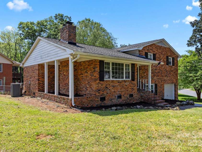 5301 Baker Drive, Charlotte, NC 28210.  MLS# CAR4246783, YatesRealty ID 14446. 
