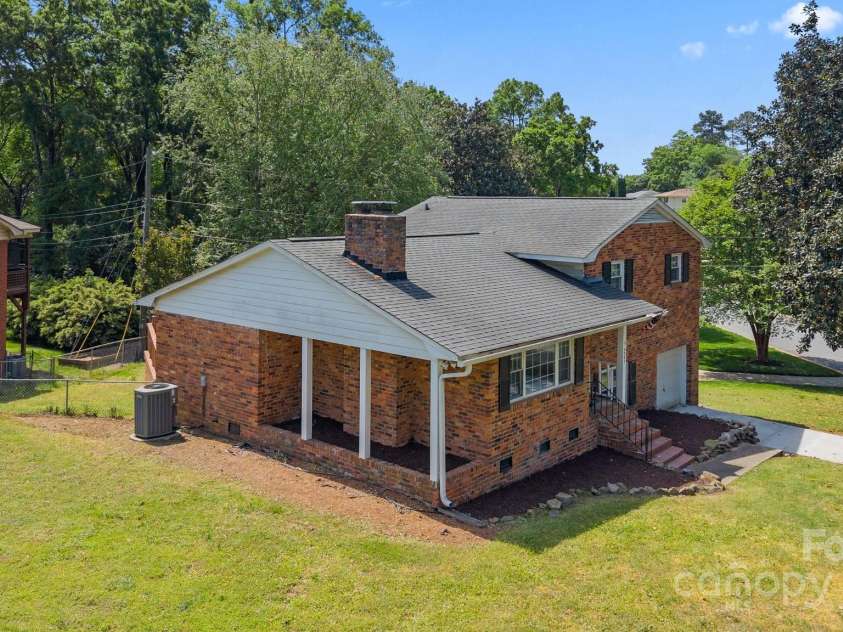 5301 Baker Drive, Charlotte, NC 28210.  MLS# CAR4246783, YatesRealty ID 14446. 