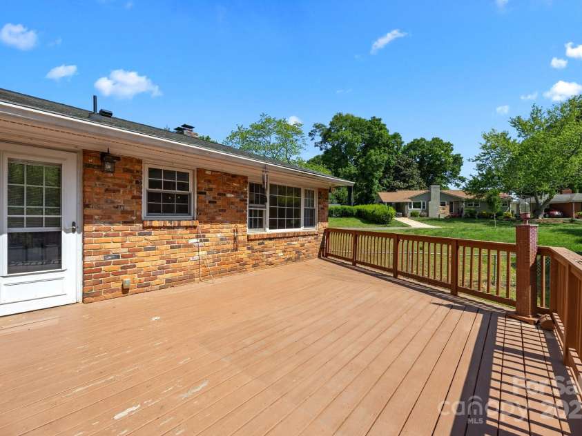 5301 Baker Drive, Charlotte, NC 28210.  MLS# CAR4246783, YatesRealty ID 14446. 