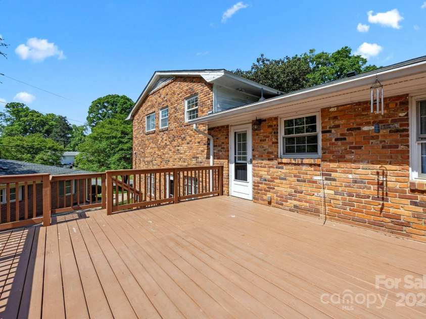 5301 Baker Drive, Charlotte, NC 28210.  MLS# CAR4246783, YatesRealty ID 14446. 