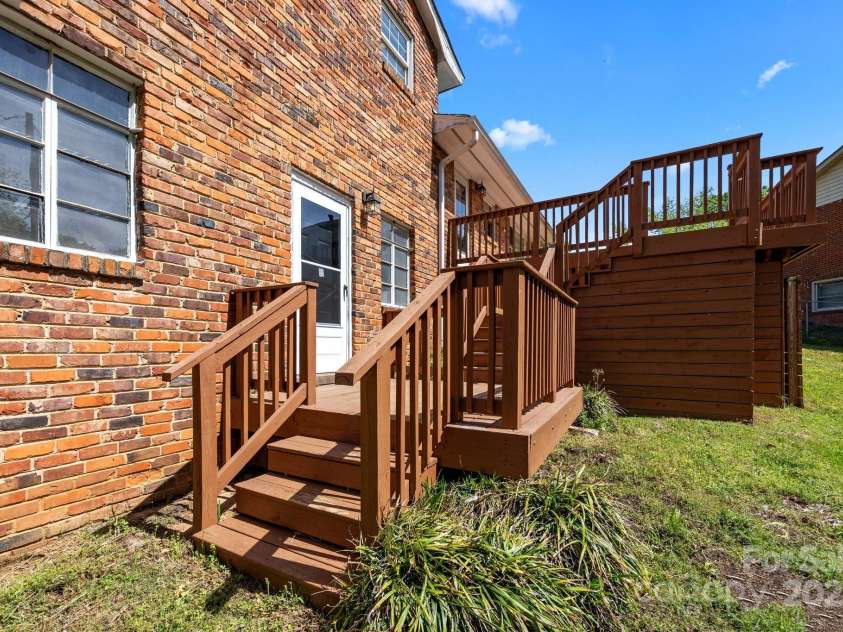 5301 Baker Drive, Charlotte, NC 28210.  MLS# CAR4246783, YatesRealty ID 14446. 