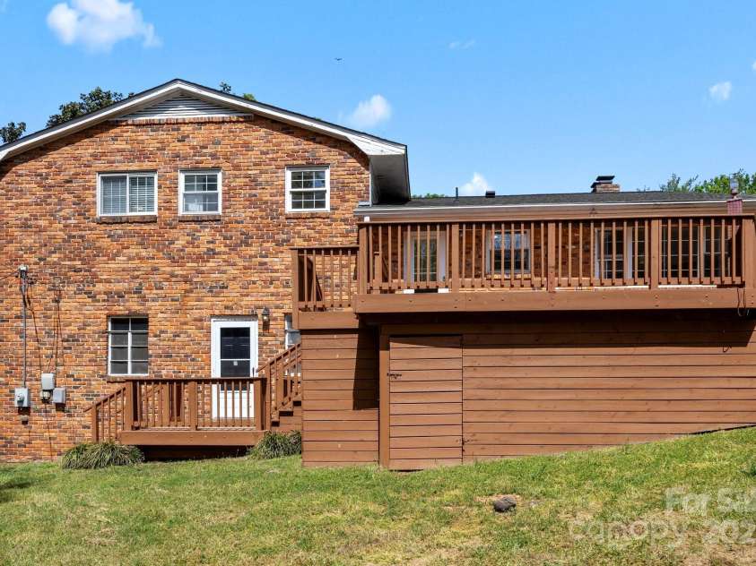 5301 Baker Drive, Charlotte, NC 28210.  MLS# CAR4246783, YatesRealty ID 14446. 