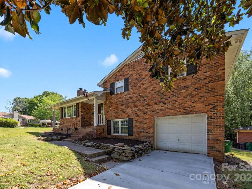 5301 Baker Drive, Charlotte, NC 28210.  MLS# CAR4246783, YatesRealty ID 14446. 