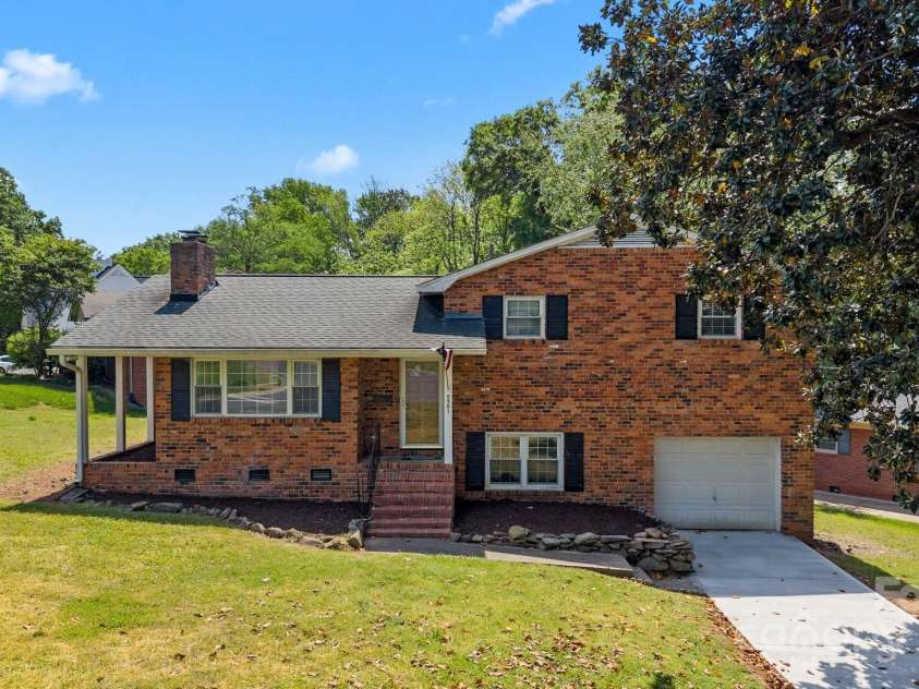 5301 Baker Drive, Charlotte, NC 28210.  MLS# CAR4246783, YatesRealty ID 14446. 