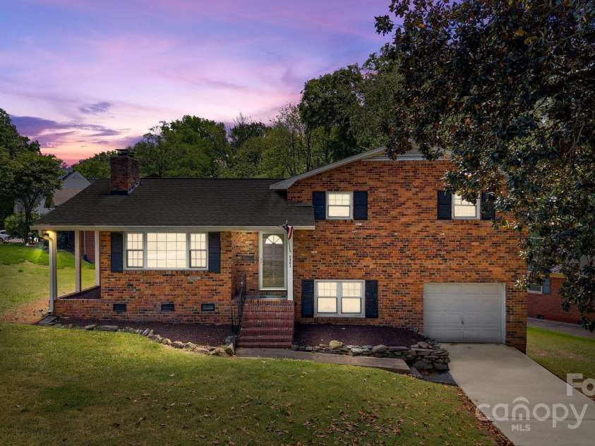 5301 Baker Drive, Charlotte, NC 28210.  MLS# CAR4246783, YatesRealty ID 14446. 