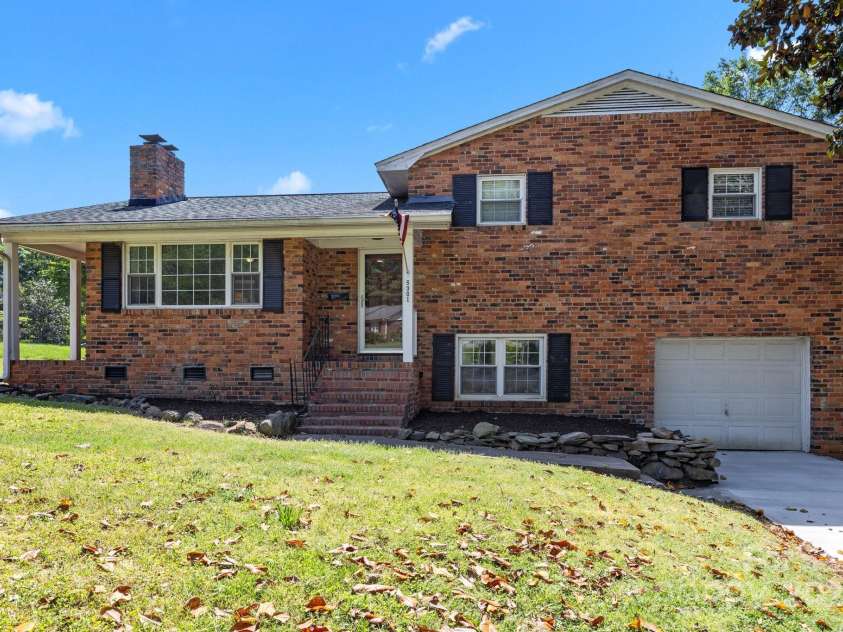 5301 Baker Drive, Charlotte, NC 28210.  MLS# CAR4246783, YatesRealty ID 14446. 