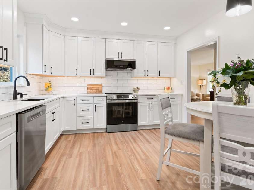 2429 Cassidy Drive, Davidson, NC 28036.  MLS# CAR4349730, YatesRealty ID 14449. Kitchen with room for dining
