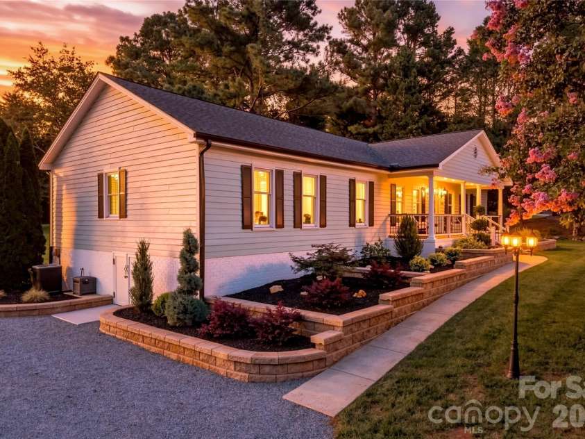 2429 Cassidy Drive, Davidson, NC 28036.  MLS# CAR4420057, YatesRealty ID 14449. 