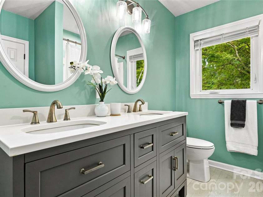 2429 Cassidy Drive, Davidson, NC 28036.  MLS# CAR4420057, YatesRealty ID 14449. Bathroom