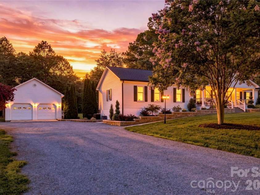 2429 Cassidy Drive, Davidson, NC 28036.  MLS# CAR4420057, YatesRealty ID 14449. Large 1 acre lot with Garage