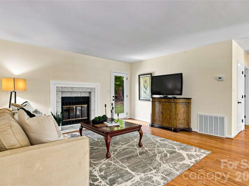 2429 Cassidy Drive, Davidson, NC 28036.  MLS# CAR4420057, YatesRealty ID 14449. Living Room