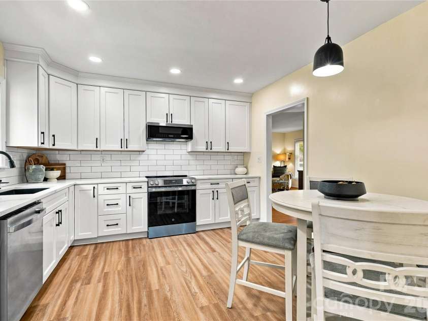 2429 Cassidy Drive, Davidson, NC 28036.  MLS# CAR4420057, YatesRealty ID 14449. Modern Kitchen