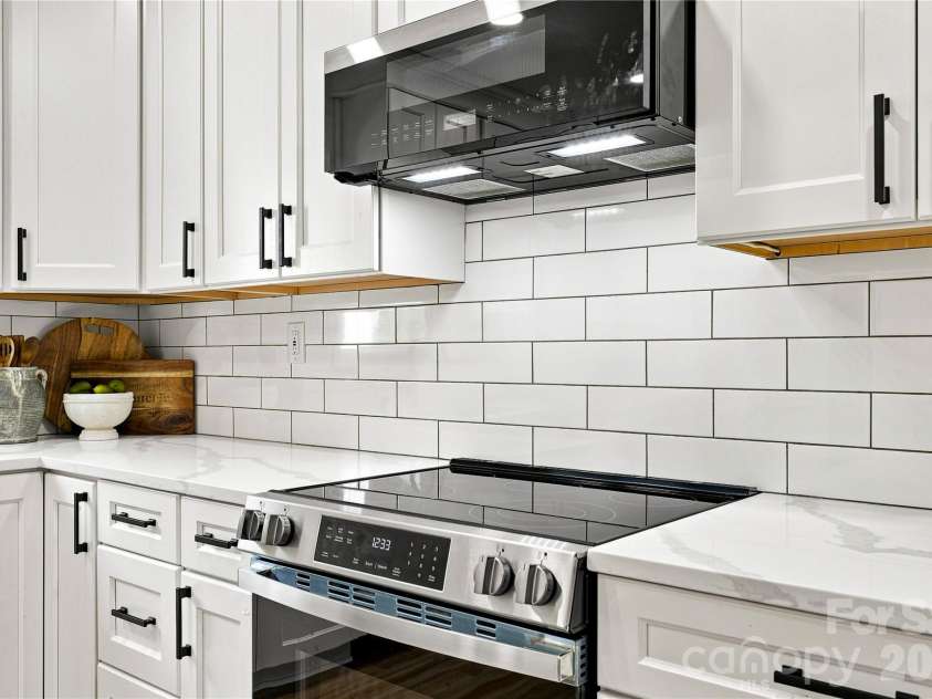 2429 Cassidy Drive, Davidson, NC 28036.  MLS# CAR4420057, YatesRealty ID 14449. New Appliances