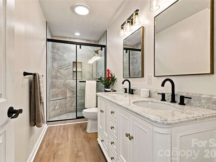 2429 Cassidy Drive, Davidson, NC 28036.  MLS# CAR4420057, YatesRealty ID 14449. Primary Bath