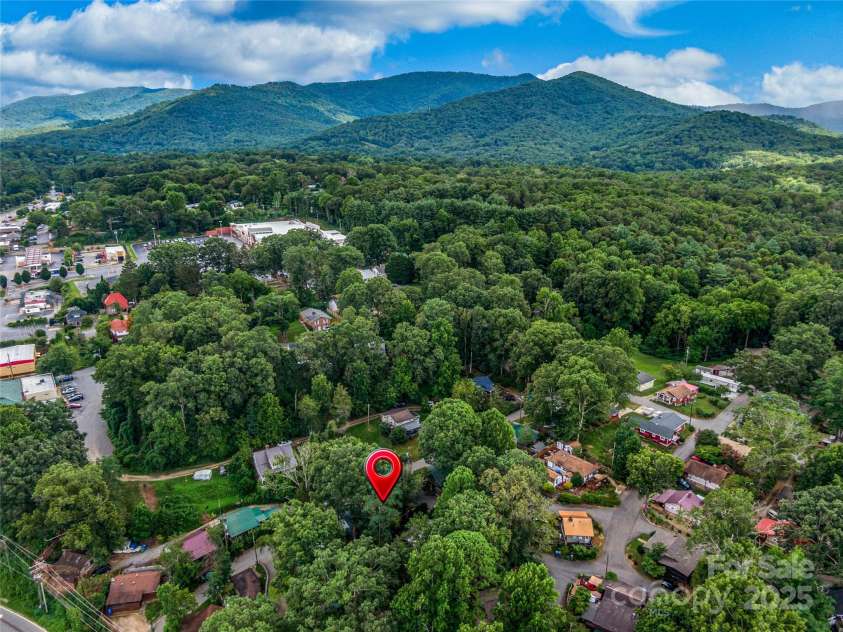 11 Pinewood Road, Asheville, NC 28805.  MLS# CAR4285449, YatesRealty ID 1445. 