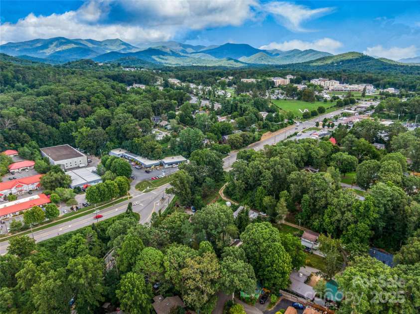 11 Pinewood Road, Asheville, NC 28805.  MLS# CAR4285449, YatesRealty ID 1445. 