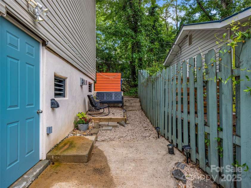 11 Pinewood Road, Asheville, NC 28805.  MLS# CAR4285449, YatesRealty ID 1445. 