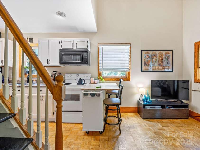 11 Pinewood Road, Asheville, NC 28805.  MLS# CAR4285449, YatesRealty ID 1445. 