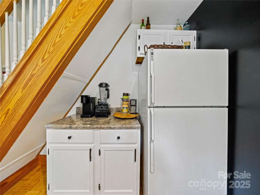 11 Pinewood Road, Asheville, NC 28805.  MLS# CAR4285449, YatesRealty ID 1445. 