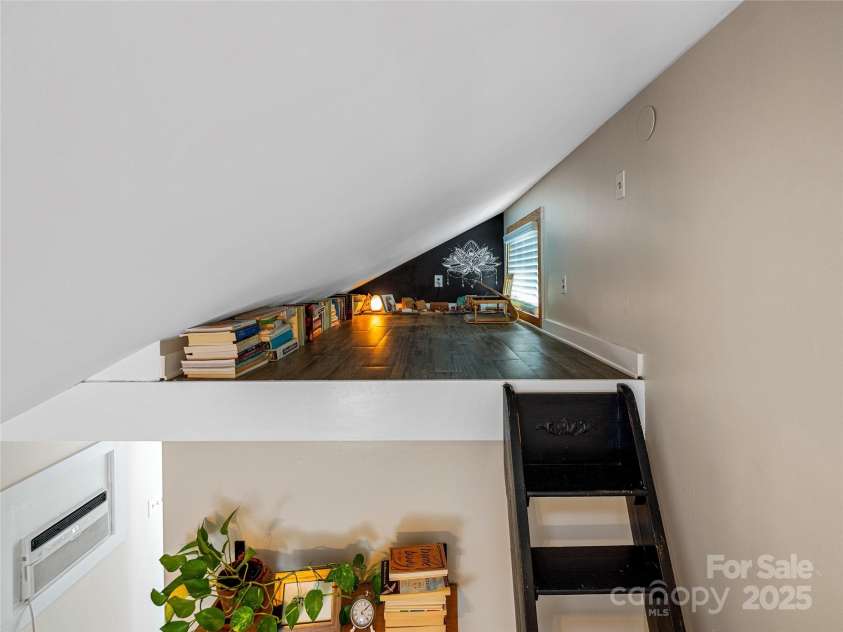 11 Pinewood Road, Asheville, NC 28805.  MLS# CAR4285449, YatesRealty ID 1445. 