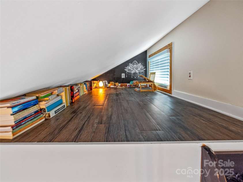 11 Pinewood Road, Asheville, NC 28805.  MLS# CAR4285449, YatesRealty ID 1445. 