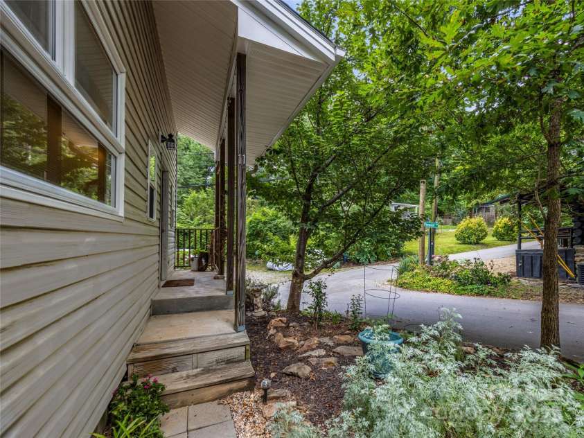 11 Pinewood Road, Asheville, NC 28805.  MLS# CAR4285449, YatesRealty ID 1445. 