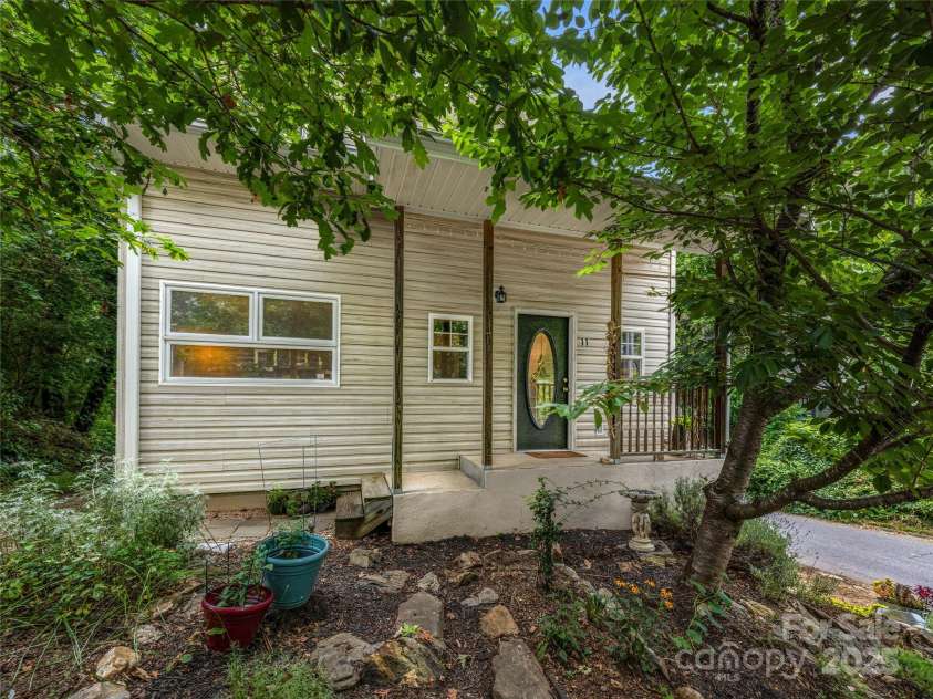 11 Pinewood Road, Asheville, NC 28805.  MLS# CAR4285449, YatesRealty ID 1445. 