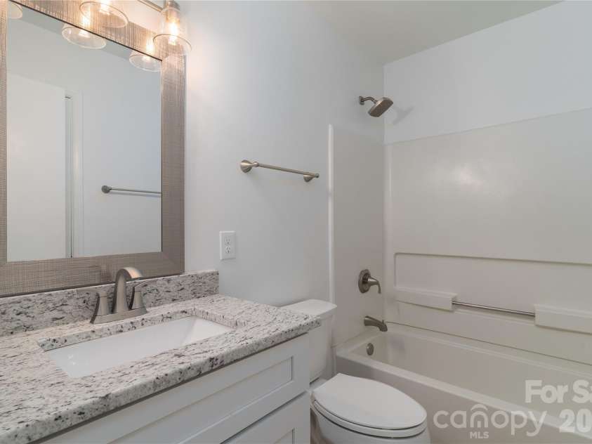 10324 Bon Meade Lane, Cornelius, NC 28031.  MLS# CAR4356891, YatesRealty ID 14450. Hall Bath