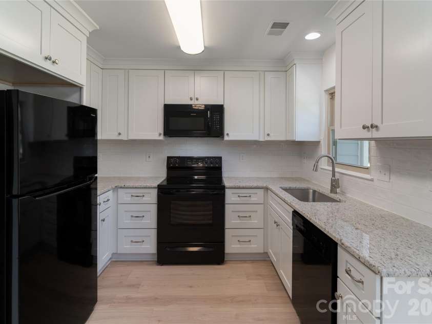 10324 Bon Meade Lane, Cornelius, NC 28031.  MLS# CAR4356891, YatesRealty ID 14450. New Kitchen