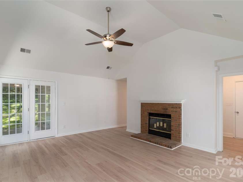10324 Bon Meade Lane, Cornelius, NC 28031.  MLS# CAR4356891, YatesRealty ID 14450. Vaulted Living