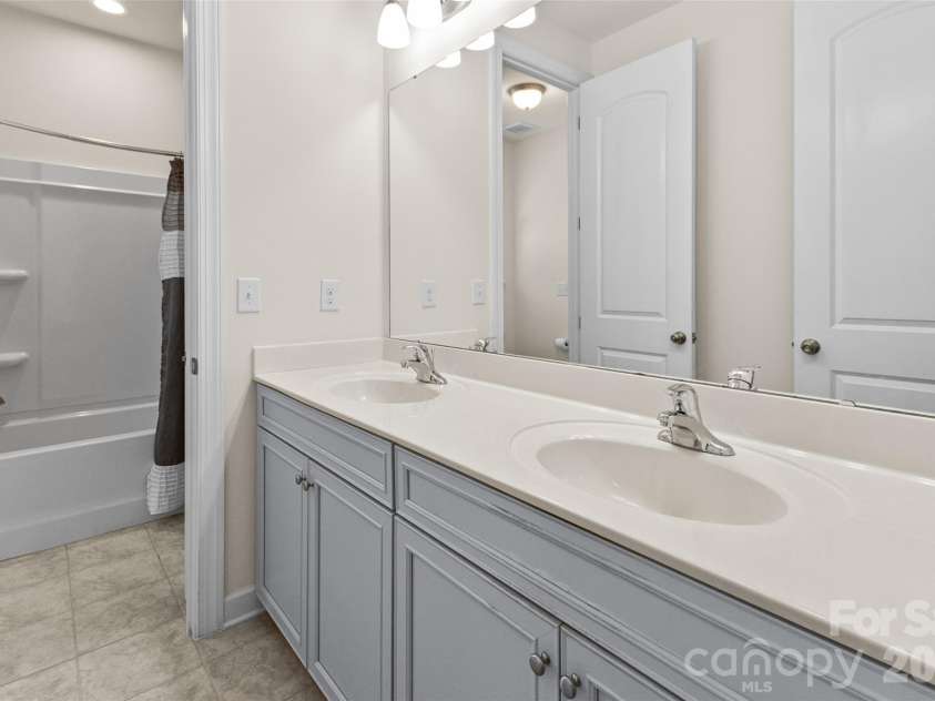 5036 Watersail Way, Clover, SC 29710.  MLS# CAR4368148, YatesRealty ID 14452. Upstairs Bathroom