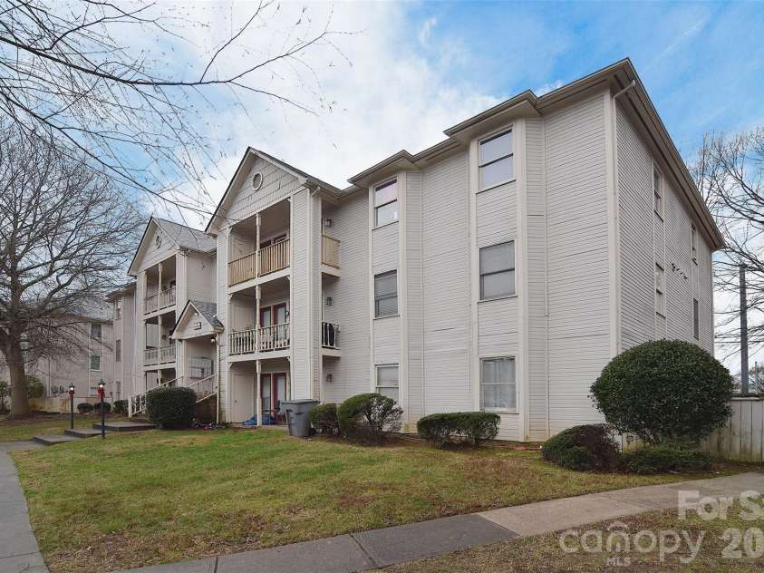6120 Meadow Rose Lane, Charlotte, NC 28215.  MLS# CAR4405404, YatesRealty ID 14453. 