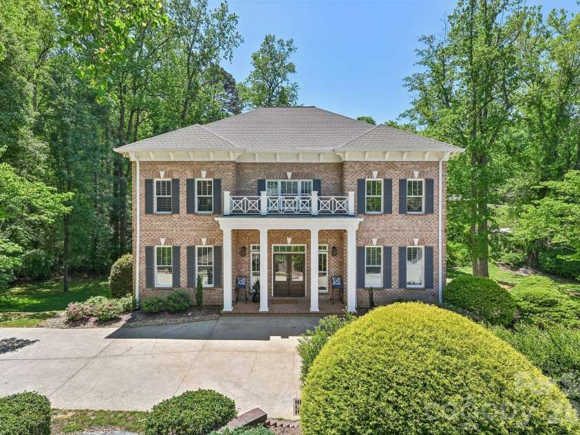 209 37th Avenue Place, Hickory, NC 28601.  MLS# CAR4358488, YatesRealty ID 14454. 