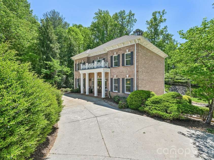 209 37th Avenue Place, Hickory, NC 28601.  MLS# CAR4358488, YatesRealty ID 14454. 