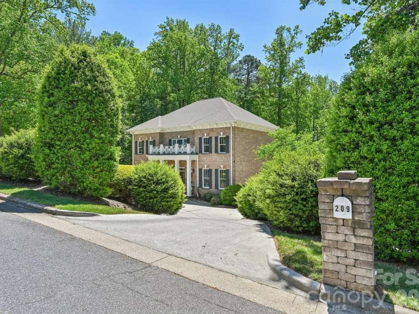 209 37th Avenue Place, Hickory, NC 28601.  MLS# CAR4358488, YatesRealty ID 14454. 