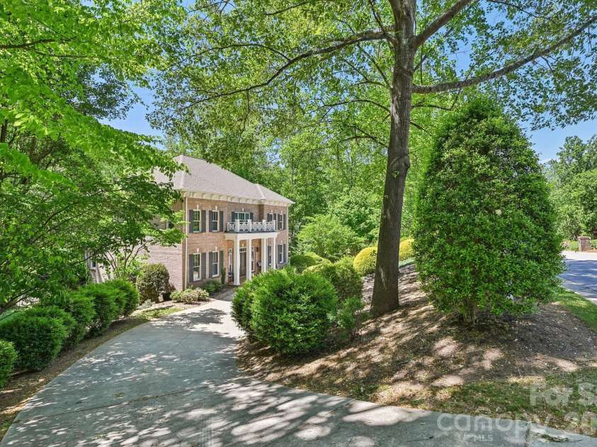209 37th Avenue Place, Hickory, NC 28601.  MLS# CAR4358488, YatesRealty ID 14454. 