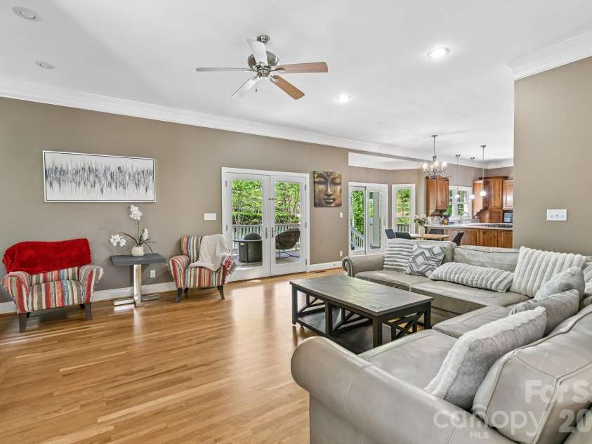 209 37th Avenue Place, Hickory, NC 28601.  MLS# CAR4358488, YatesRealty ID 14454. 