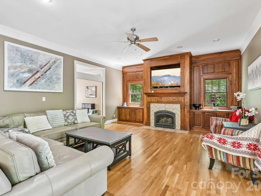 209 37th Avenue Place, Hickory, NC 28601.  MLS# CAR4358488, YatesRealty ID 14454. 