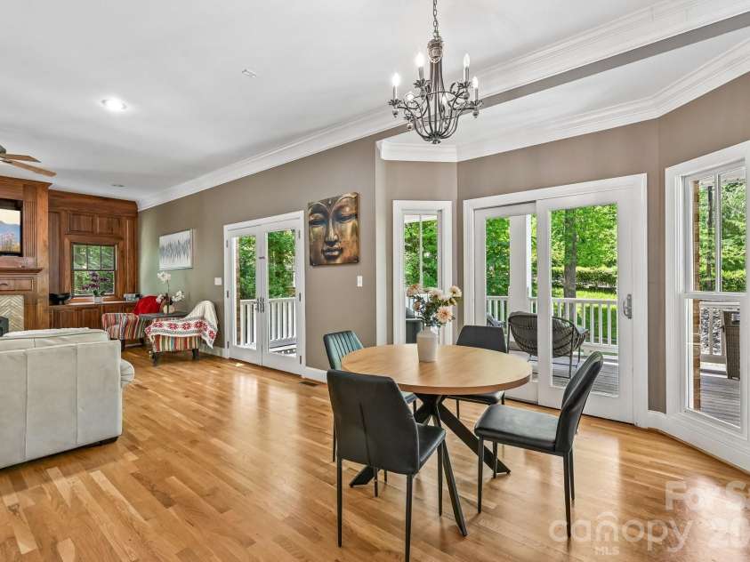209 37th Avenue Place, Hickory, NC 28601.  MLS# CAR4358488, YatesRealty ID 14454. 