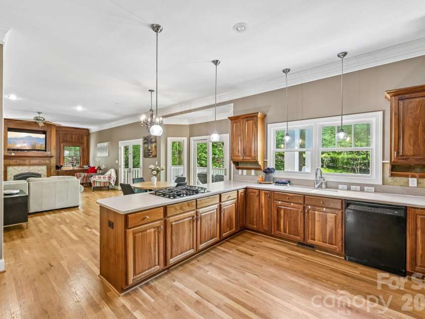 209 37th Avenue Place, Hickory, NC 28601.  MLS# CAR4358488, YatesRealty ID 14454. 