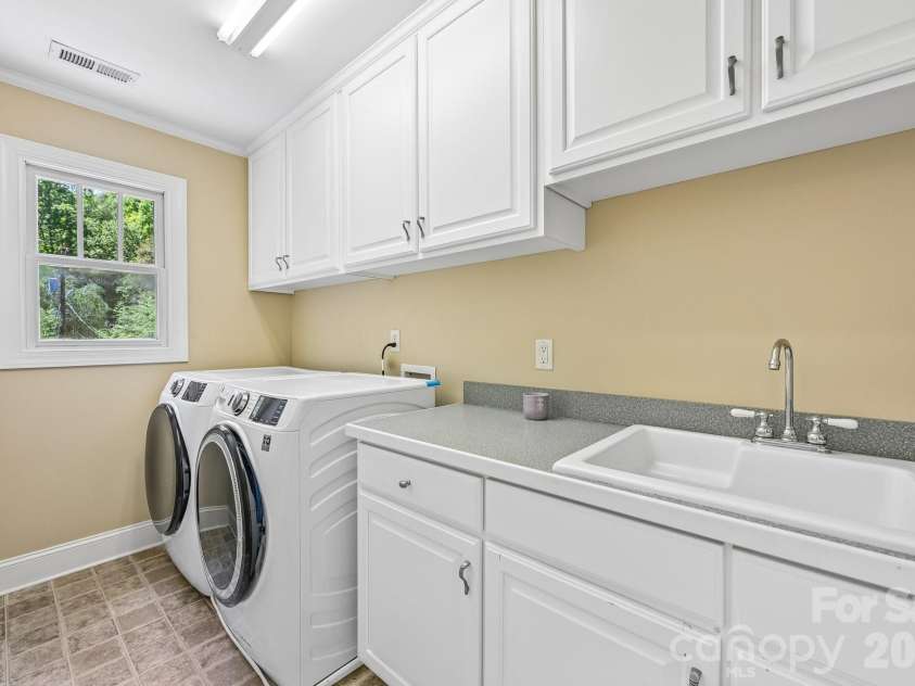 209 37th Avenue Place, Hickory, NC 28601.  MLS# CAR4358488, YatesRealty ID 14454. 